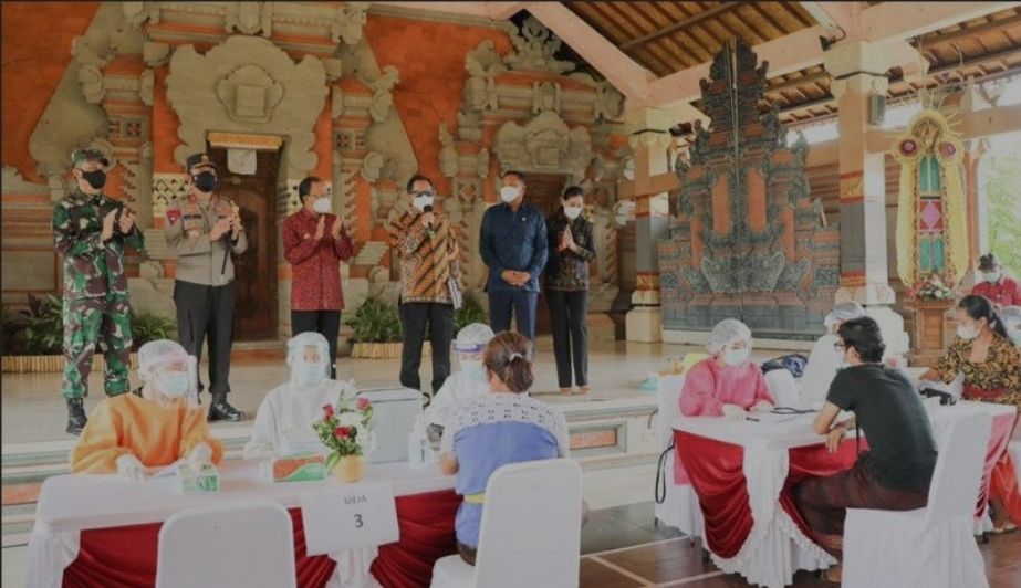 podiumnews.com-Mendagri Tinjau Vaksinasi Massal di Ubud